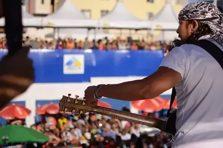 Bell pede que PM não maltrate funcionário detido em bloco no Carnaval de Salvador