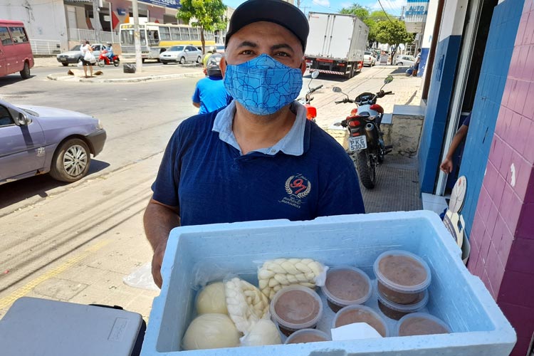 Brumado: Driblando a crise, cantor Lázaro Jacarine abre mão das vaidades e vai às ruas vender doces e queijos