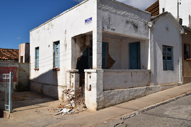 Casas abandonadas causam transtornos e insegurança em Brumado