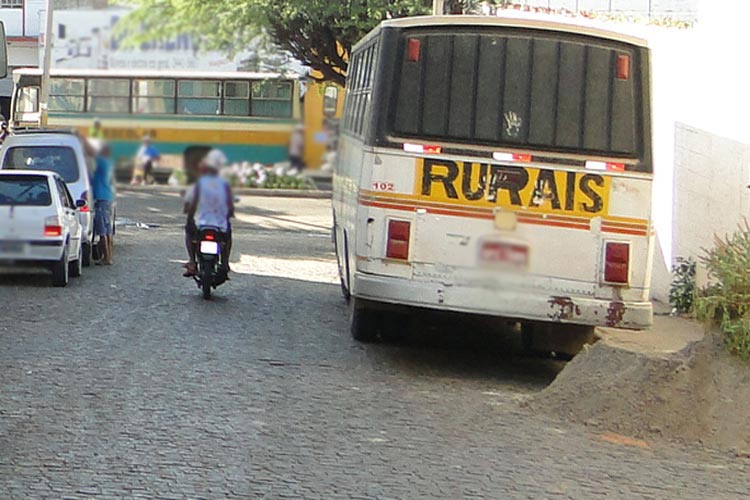 Motorista de ônibus da região de Ubiraçaba pede paralisação do transporte em Brumado