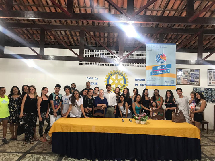 Jovem advogado criminalista ministra palestra sobre a Lei Maria da Penha no Rotary Club de Brumado