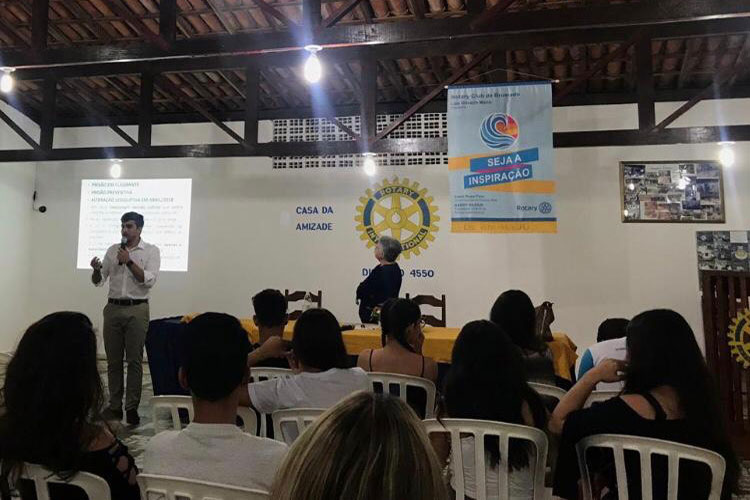 Jovem advogado criminalista ministra palestra sobre a Lei Maria da Penha no Rotary Club de Brumado