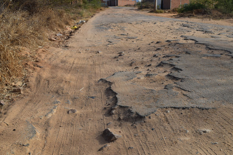 Brumado: Principal via do Esconso que interliga a BR-030 ao centro está tomada de buracos