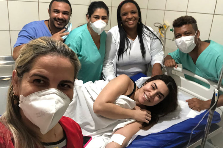 Com cólica e dor no estômago, cantora Naiara Azevedo é internada no Hospital de Brumado