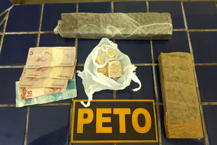 Polícia detém dois indivíduos com drogas nas proximidades do Mercado Municipal em Brumado