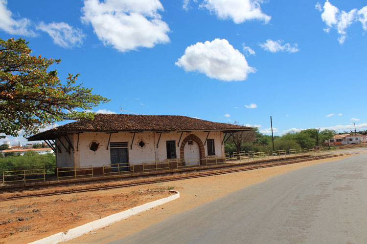 Para comemorar 100 anos, Arraiá de Caculé reproduz marco histórico da cidade