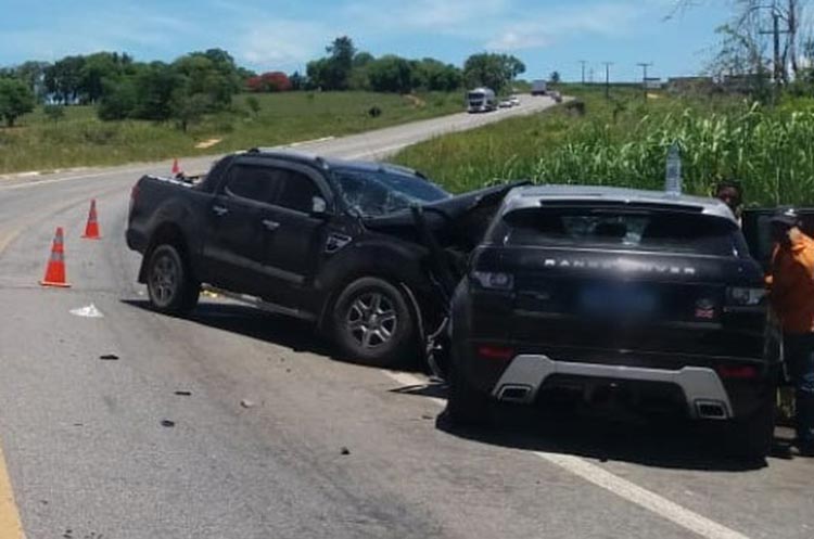 Batida entre carro e caminhonete deixa quatro feridos na BR-101 em Eunápolis