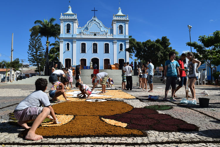 Fiéis preparam praça da matriz para missa campal de Corpus Christi em Brumado