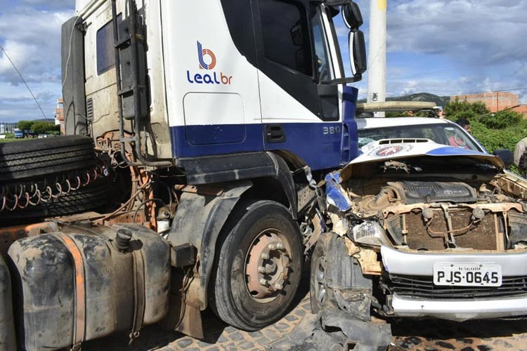 Carreta invade contramão, bate em viatura da PM e arrasta veículo na BR-242 no oeste da Bahia