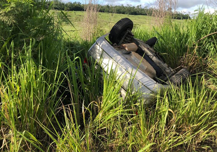 Batida entre carro e carreta deixa dois mortos e dois feridos na BA-263 no sudoeste da Bahia