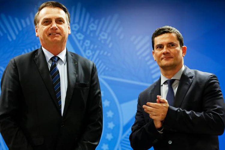 Após semana de desgastes, Bolsonaro e Moro trocam afagos