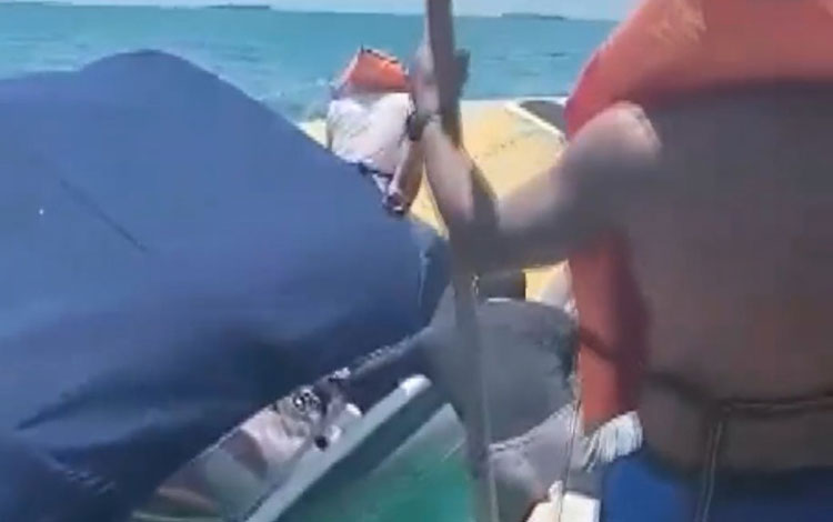Lancha afunda na Ilha de Itaparica e passageiros são resgatados por barco de pesca