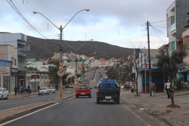 Bandidos levam R$ 2,5 mil de residência no Bairro Baraúnas em Caetité