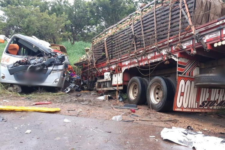 Batida entre caminhão e ônibus em rodovia de Minas Gerais deixa 11 mortos