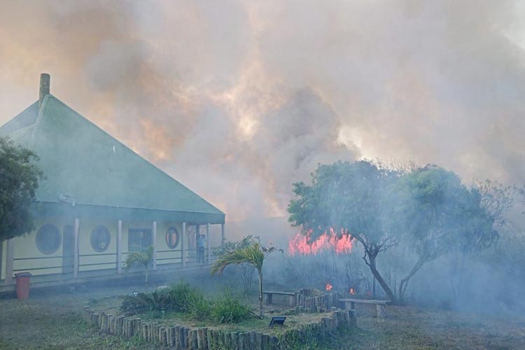 Vitória da Conquista: Incêndio atinte parque municipal Lagoa das Bateias