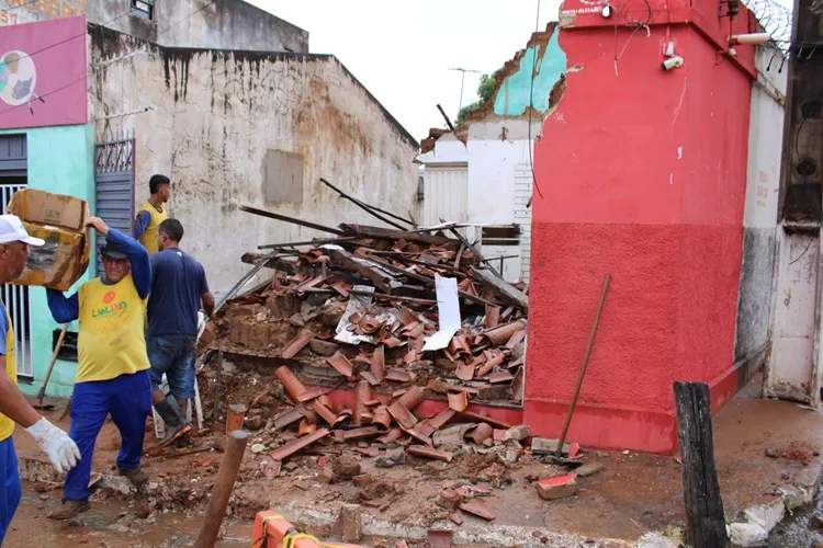 Brumado: Loja de eletrônicos não resiste e desaba com a força da chuva