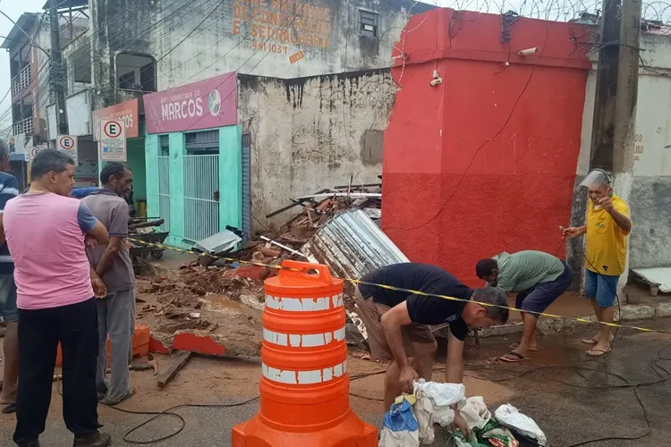 Brumado: Loja de eletrônicos não resiste e desaba com a força da chuva