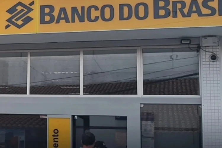 Forte chuva afeta funcionamento da agência do Banco do Brasil em Macaúbas