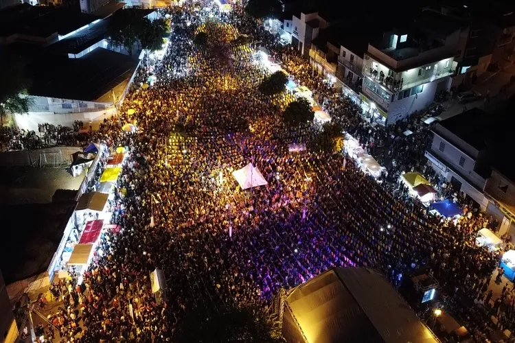 Brumado: São Pedro do Olhos D’água arrasta multidão para a Praça Donatila Meira Lobo