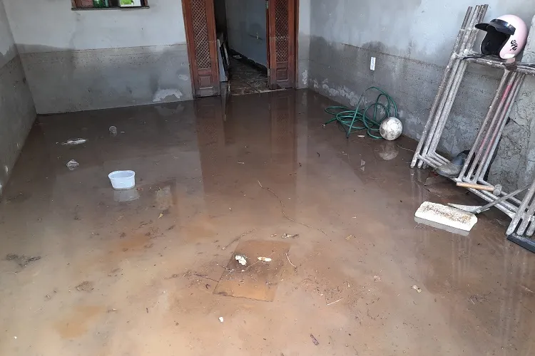Casa de pedreiro volta a ser invadida por água e enxurrada de lama em Brumado