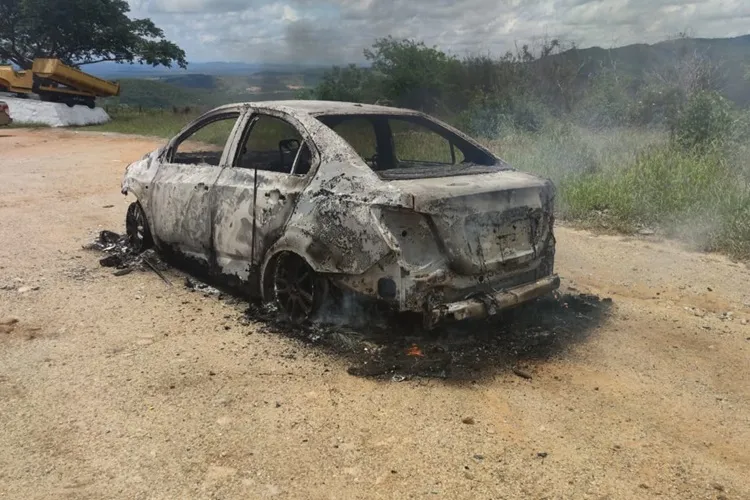 BA-262: Veículo pega fogo e é consumido pelas chamas na Serra dos Pombos