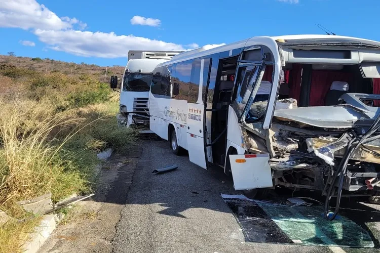 Micro-ônibus de Brumado se envolve em engavetamento na BA-262 em Anagé