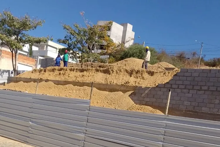 VÍDEO: Muro de obra da Conder orçada em R$ 1,9 milhão desaba em Caetité