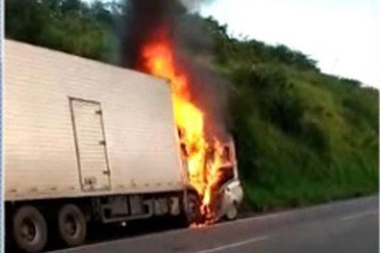 Três pessoas da mesma família morrem após batida entre carro e caminhão na BR-101