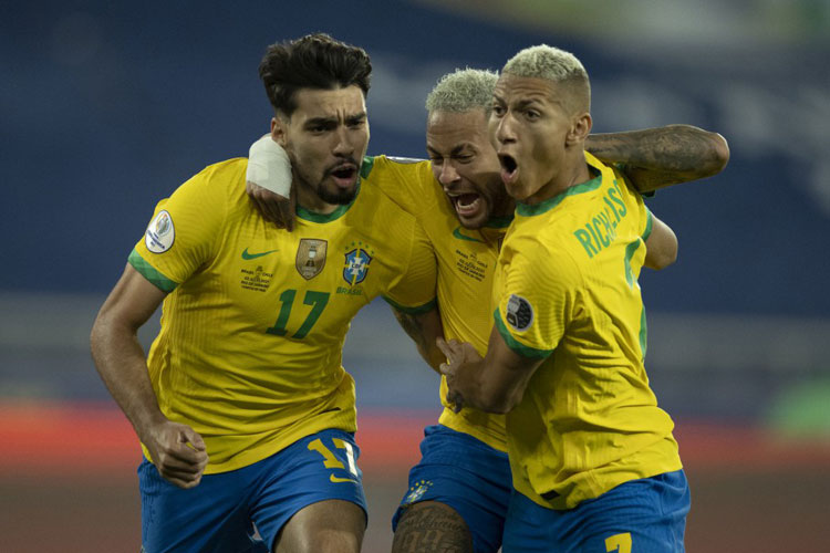 Com um a menos, Brasil segura pressão, vence o Chile e avança na Copa América