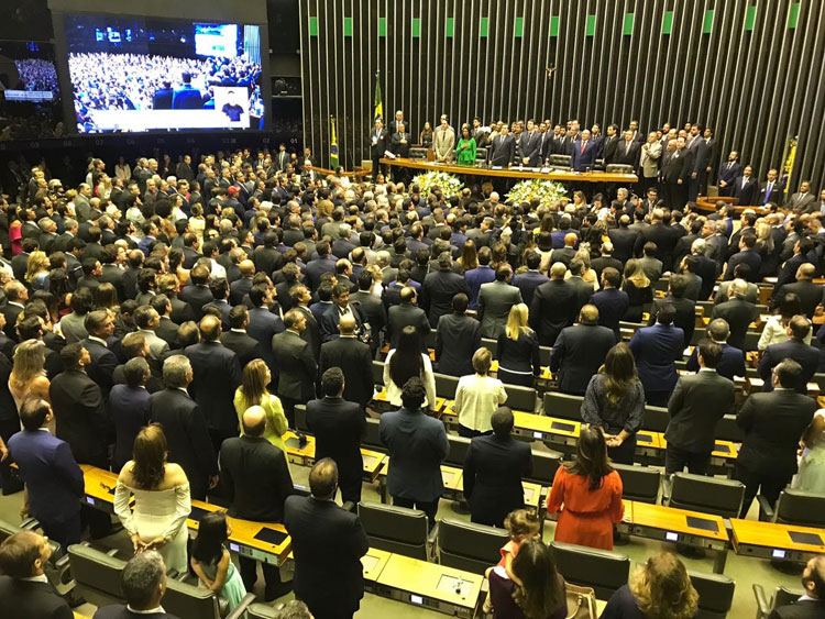 Sessão lotada na Câmara dá posse aos deputados federais