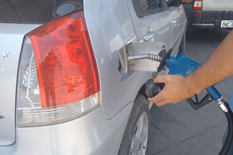 Preço da gasolina sobe pela 4ª semana seguida e marca novo recorde