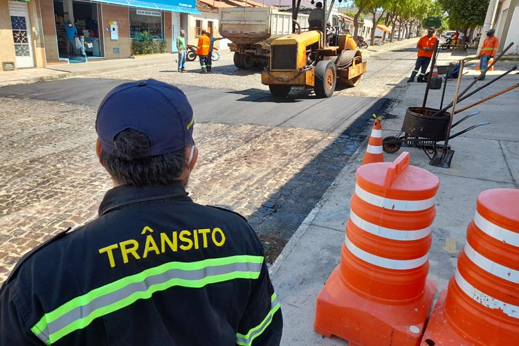 Brumado: Infraestrutura e SMTT iniciam construção de faixas elevadas de pedestres nas escolas municipais