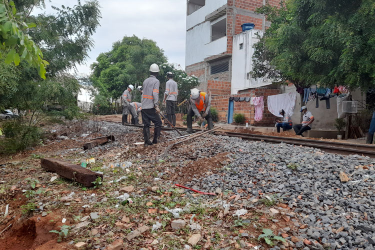 Brumado: Trem com carga de cimento descarrila em área residencial