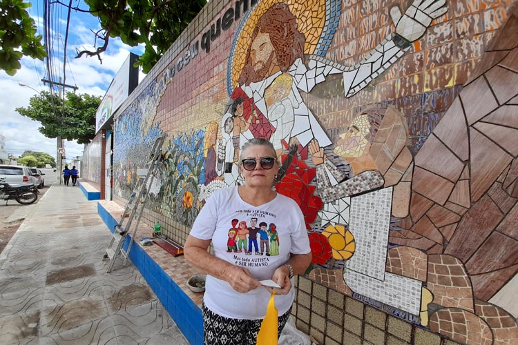 Brumado: Psicóloga retoma obras para concluir arte mosaico legado do filho que morreu em acidente de trânsito