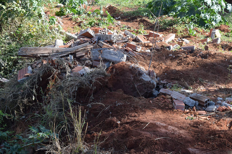 Prefeitura derruba muro à margem de riacho e gera protestos em Brumado