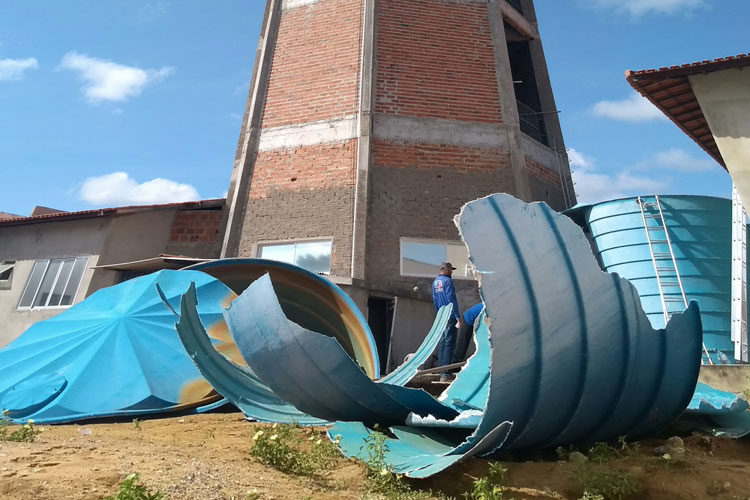 Caixa d’água de 10 mil litros estoura e aguaceiro invade centro médico do hospital de Brumado