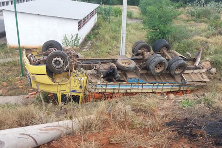 Caminhão perde freio, desce ladeira e capota em uma ribanceira na cidade de Macaúbas