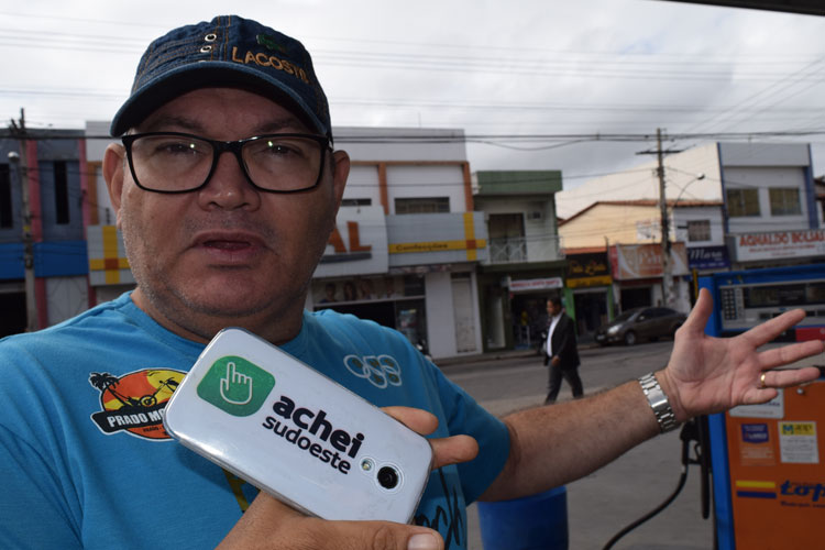 Radialista faz protesto individual contra preço da gasolina em Brumado