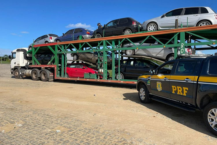Veículo roubado é encontrado em caminhão que transportava 10 carros em Vitória da Conquista