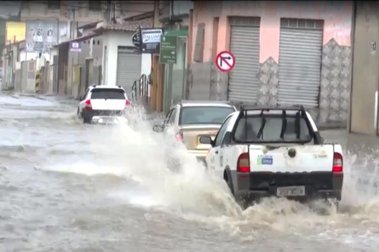 Temporal deixa ruas alagadas e causa transtornos em Vitória da Conquista