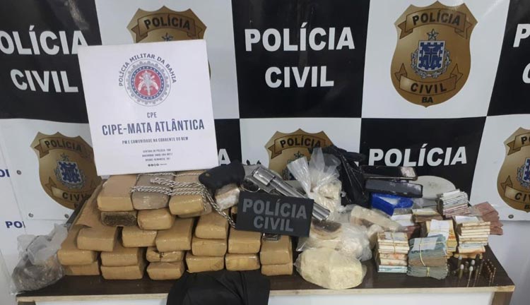 Dois homens são presos com mais de 20 kg de drogas e cerca de R$ 54 mil em espécie no sul da Bahia
