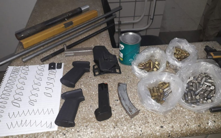 Homem é preso e fábrica ilegal de armas é fechada em Teixeira de Freitas