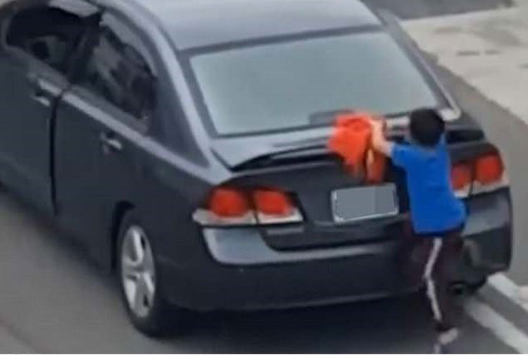 Menino se agarra a carro enquanto mãe ameaça abandoná-lo