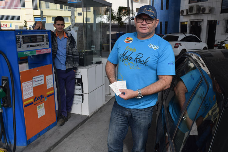 Radialista faz protesto individual contra preço da gasolina em Brumado