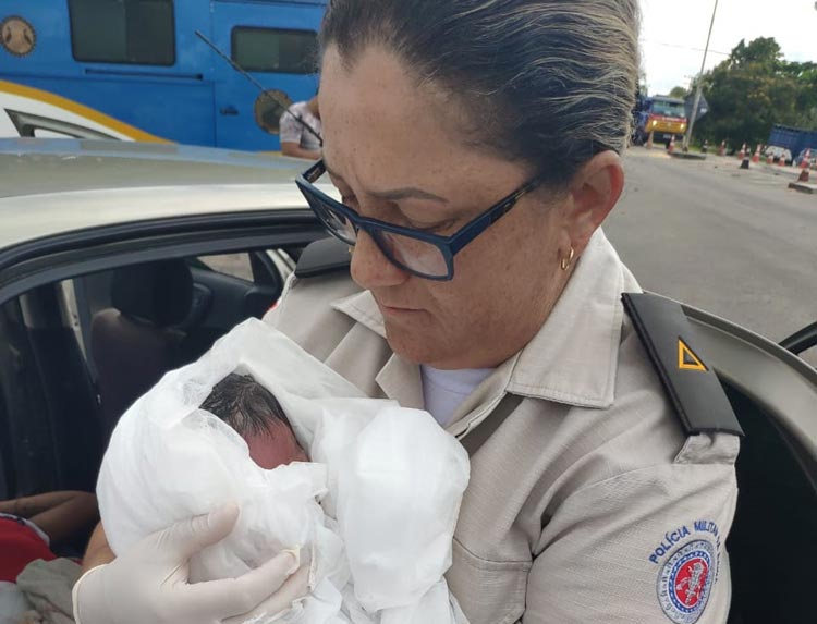 Ilha de Itaparica: Mulher dá à luz dentro de carro com ajuda de PMs na BA-001