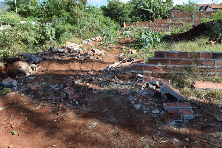 Prefeitura derruba muro à margem de riacho e gera protestos em Brumado