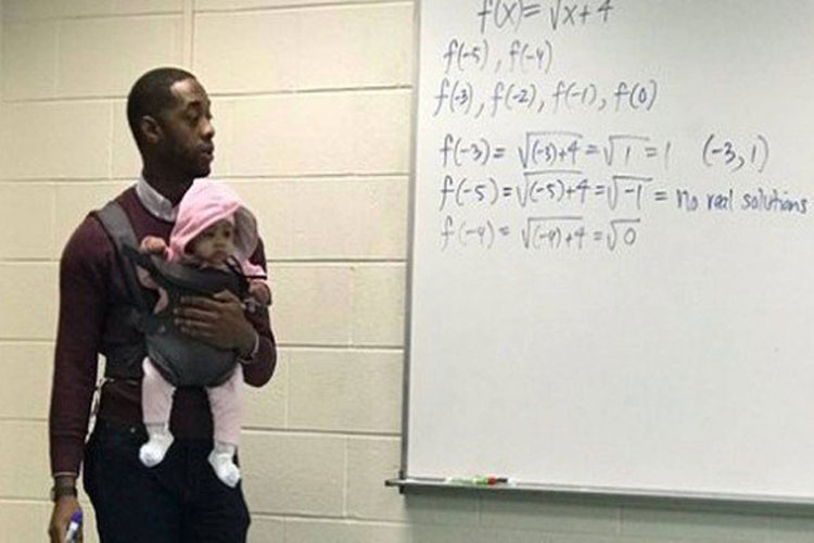 Professor dá aula com bebê de aluno que não conseguiu babá