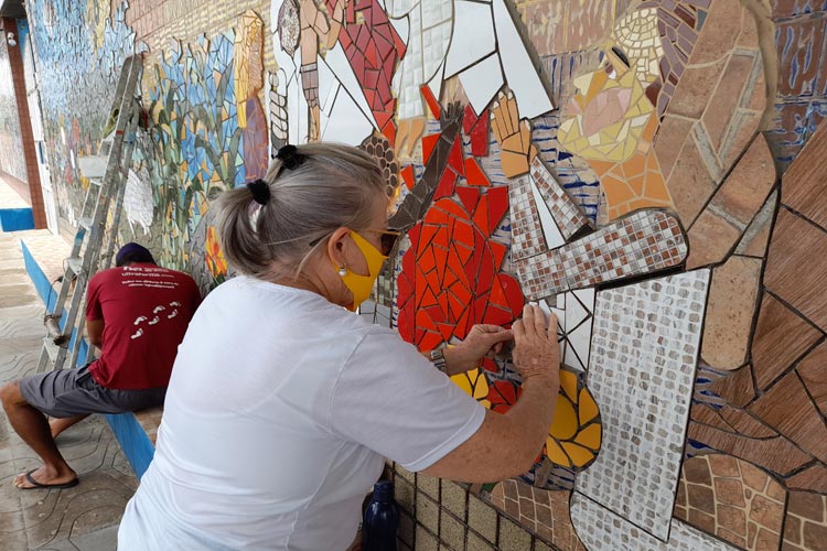 Brumado: Psicóloga retoma obras para concluir arte mosaico legado do filho que morreu em acidente de trânsito