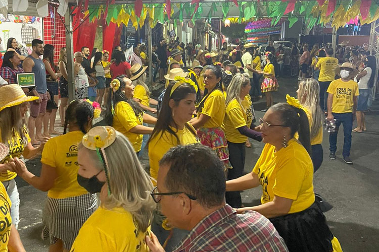 Tanhaçu: Dançando quadrilha, professores cobram reajuste de 33,24% negado pelo prefeito