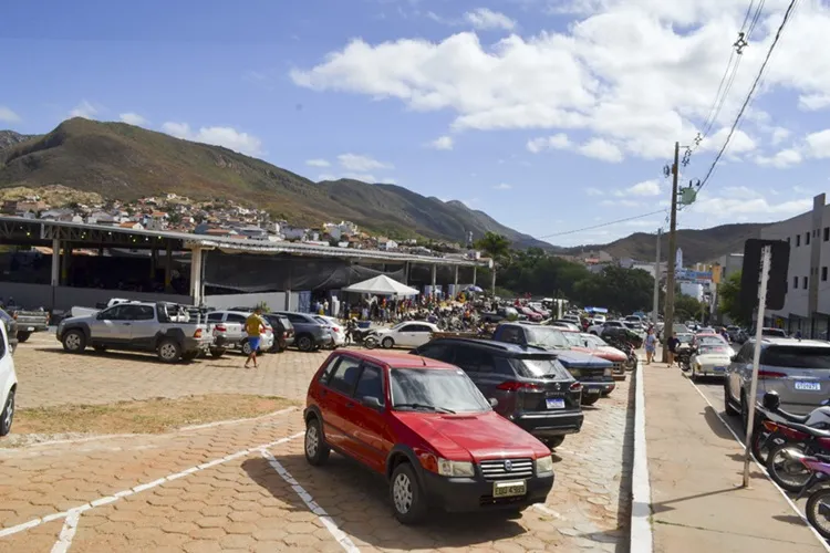 Após 16 anos de espera, Prefeitura de Macaúbas entrega novo Mercado Municipal